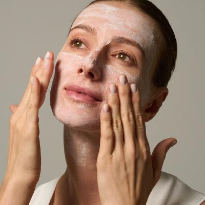 ¿Cómo hacer una rutina exfoliante facial?