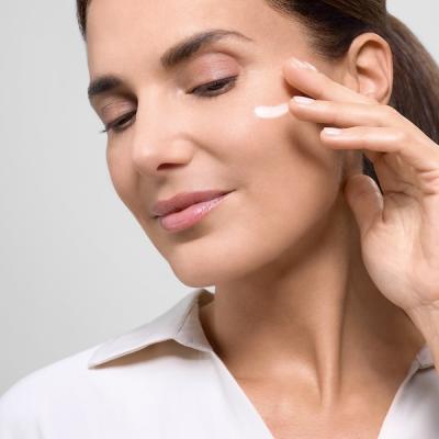 Potencia los resultados de tus tratamientos de skincare con AGE PROTEOM™ Sérum de longevidad celular.