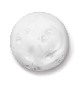 Espuma limpiadora facial blanca con textura suave y burbujas
