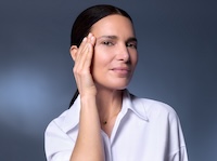 Mujer aplicando Age Proteom™ Advanced Serum, gesto dermatológico que refuerza la piel frente al microestrés y la oxidación