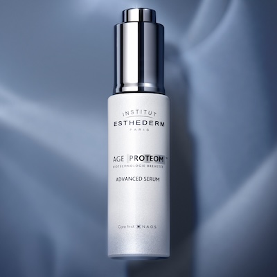 Age Proteom™ Advanced Serum de Esthederm sobre fondo azul, sérum de longevidad celular que protege el proteoma cutáneo.