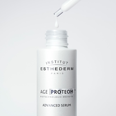 Age Proteom Serum: tratamiento innovador de Institut Esthederm para signos de envejecimiento. Textura y presentación del Age Proteom Advanced Serum de Institut Esthederm, alta eficacia antiedad.
