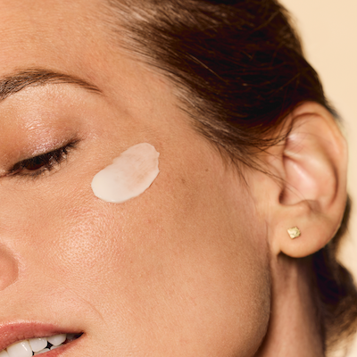 Aplicación de crema facial antiedad sobre piel madura con textura rica y luminosa - Institut Esthederm