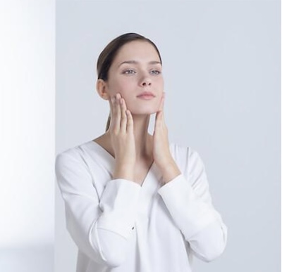 Presiona suavemente para mejorar la absorción del Eau Cellulaire y revitalizar la piel. Técnica de absorción de la bruma facial Eau Cellulaire para una hidratación profunda.